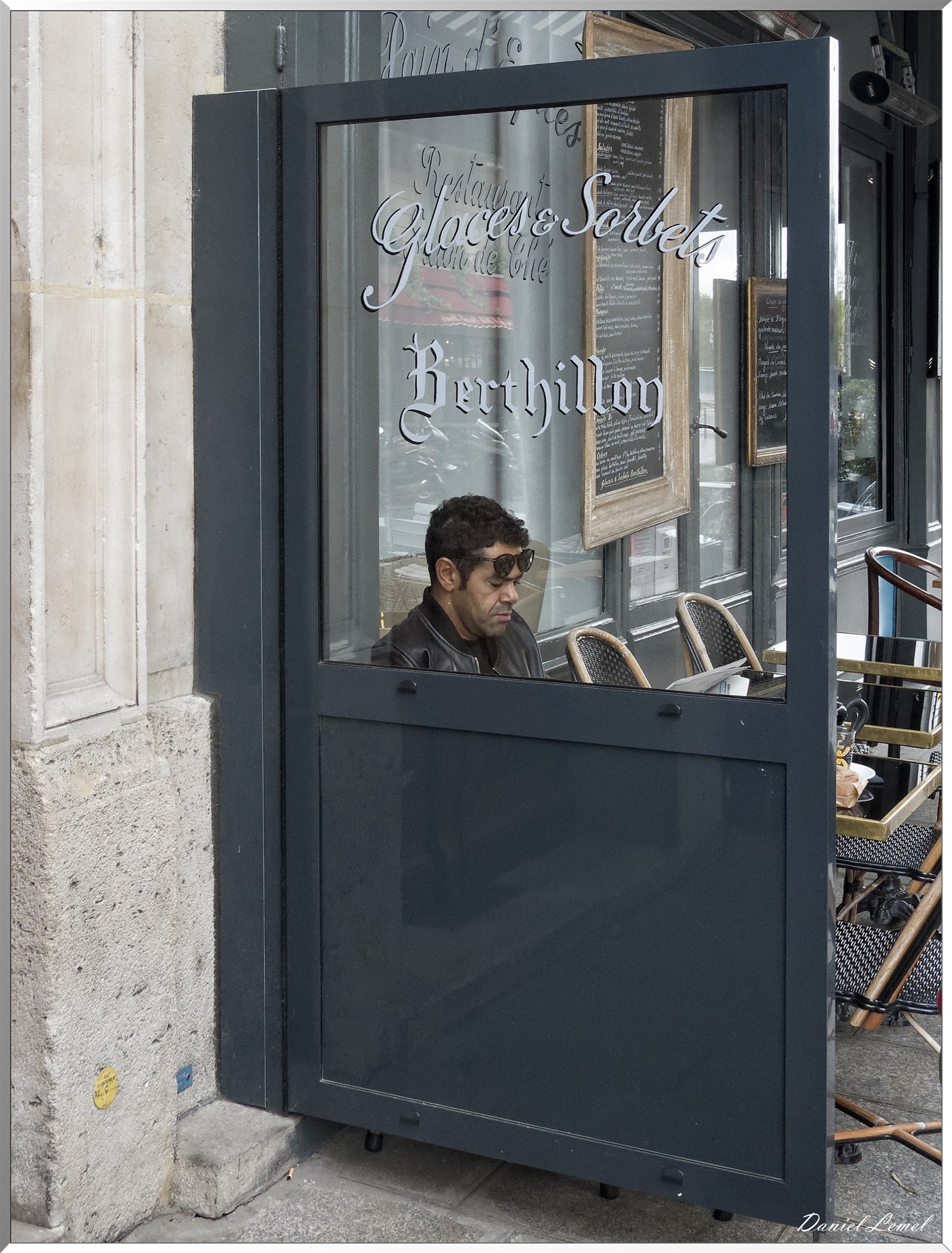 Humouriste Jamel Debbouze en terrasse