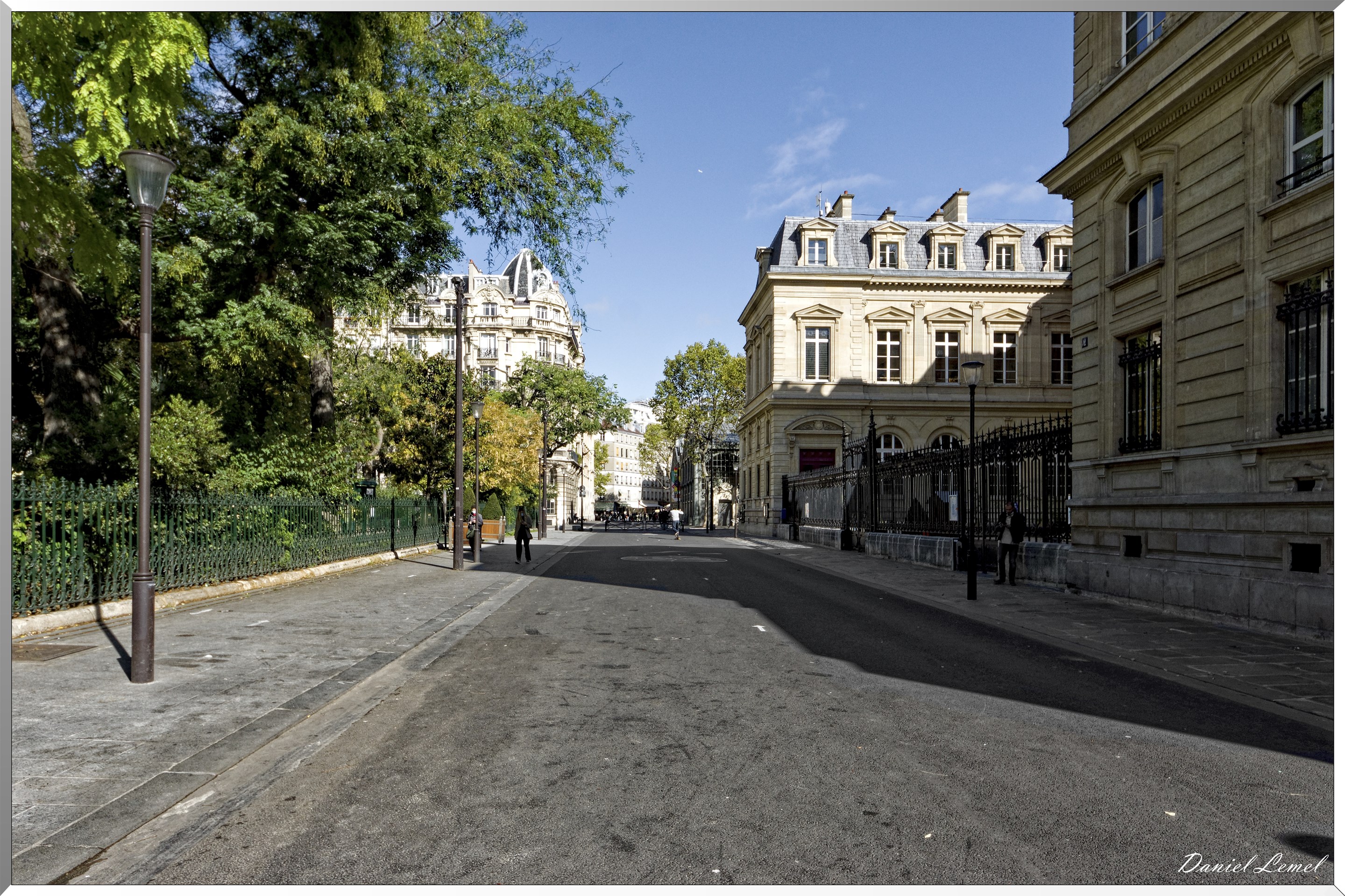 A gauche le square du Temple