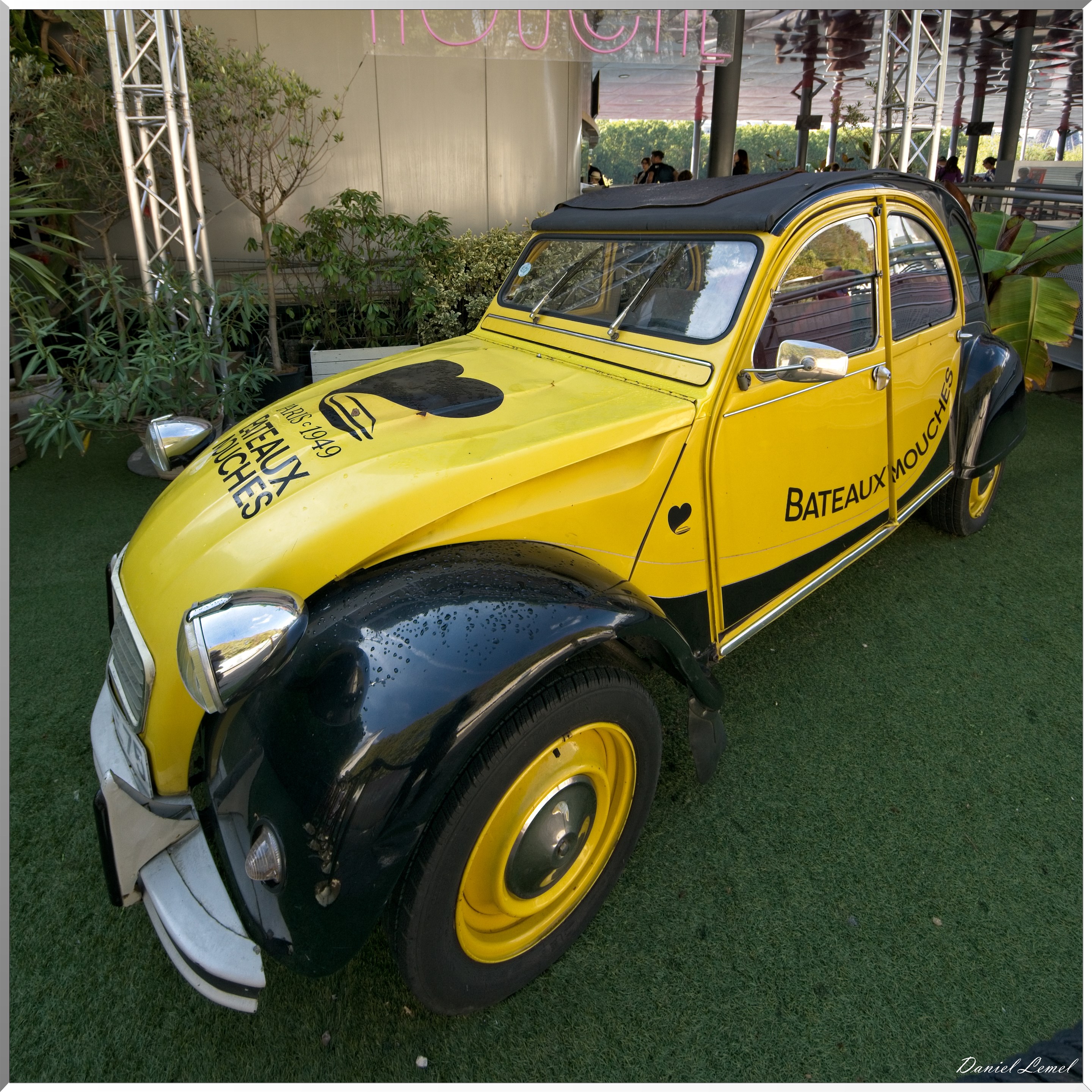 2CV quai de Bateau-Mouche - Agence d'excursions en bateau