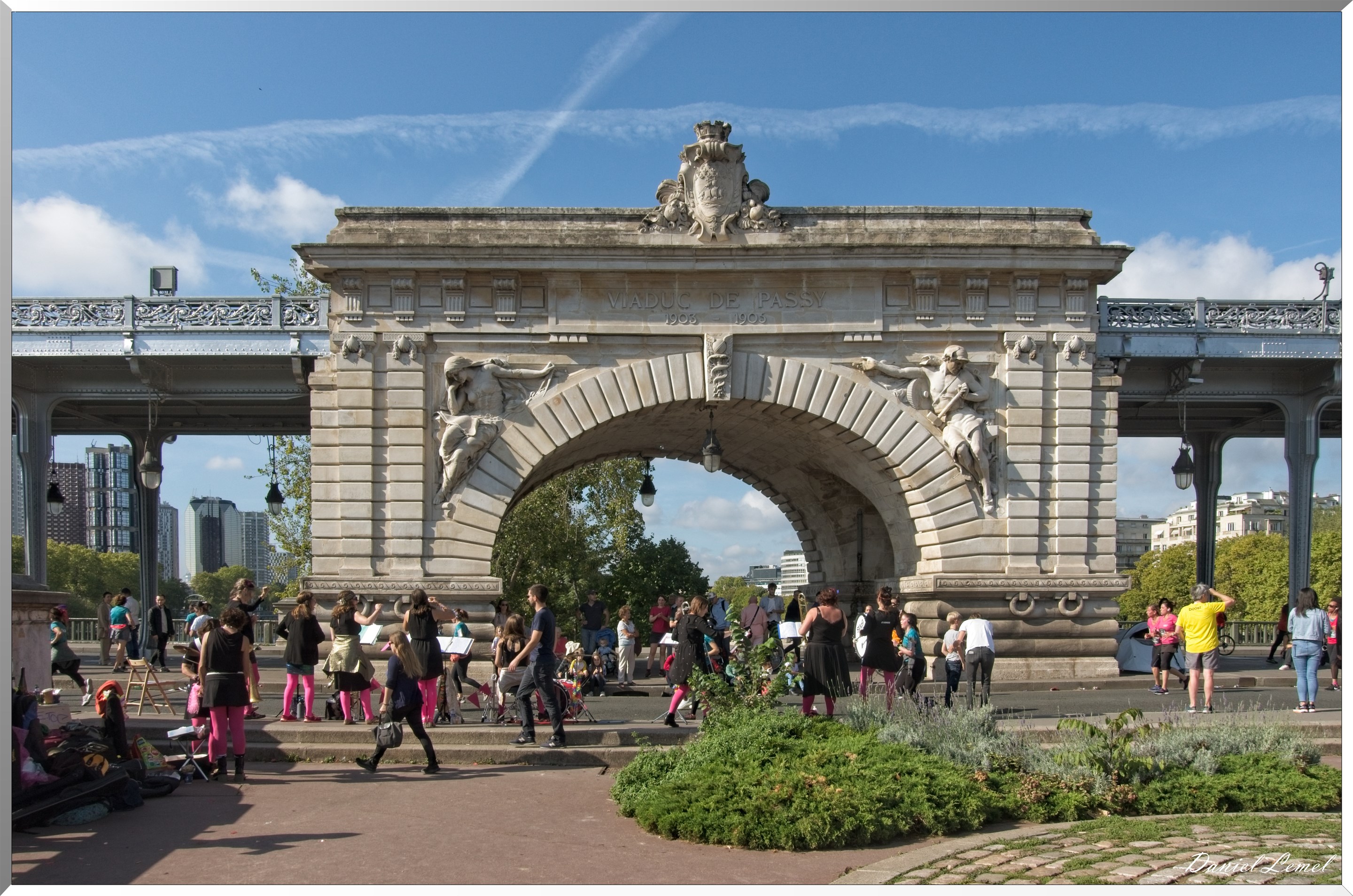 Portique centrale du Pont de Bir Hakeim