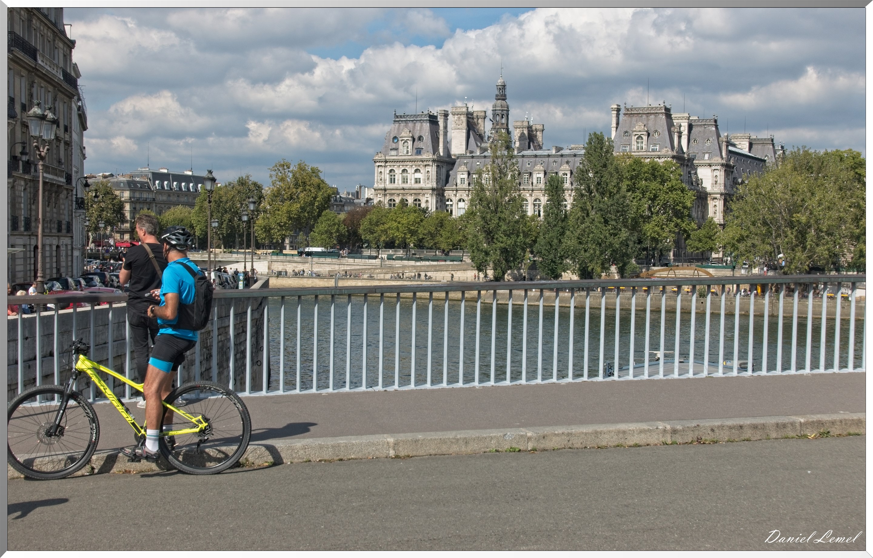 Le pont Saint Louis - Hôtel de ville