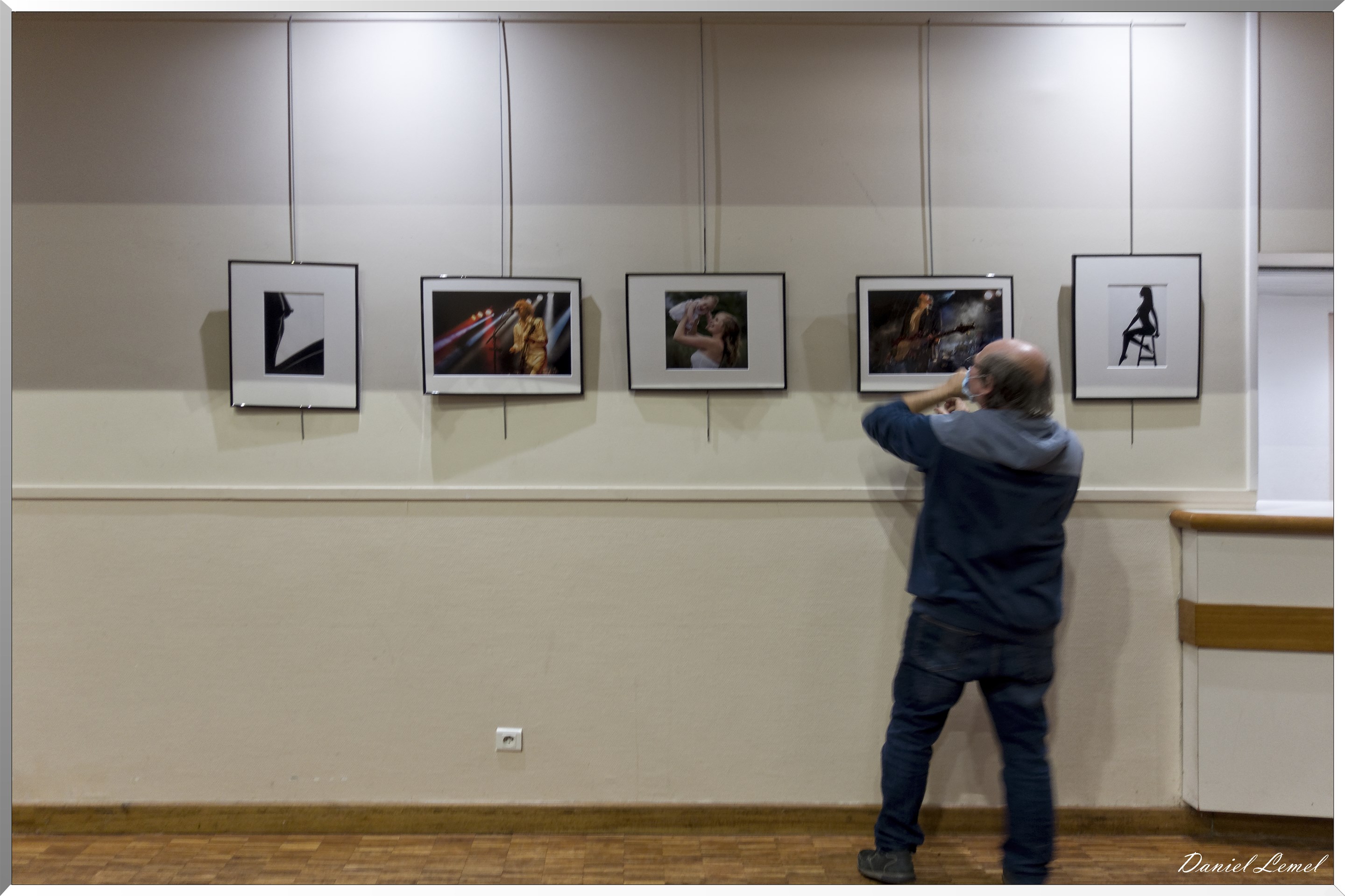 Positionnement sur le mur des photos des juges