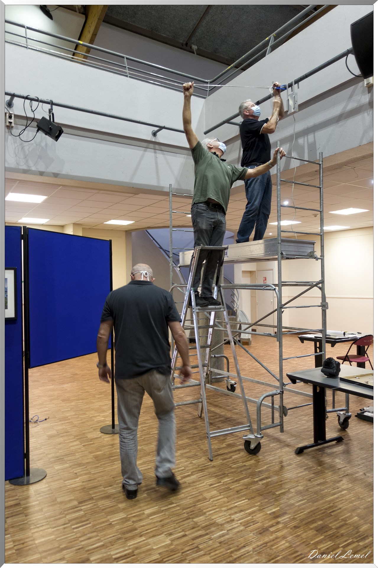 Installation du cablage électrique d'éclairage des photos