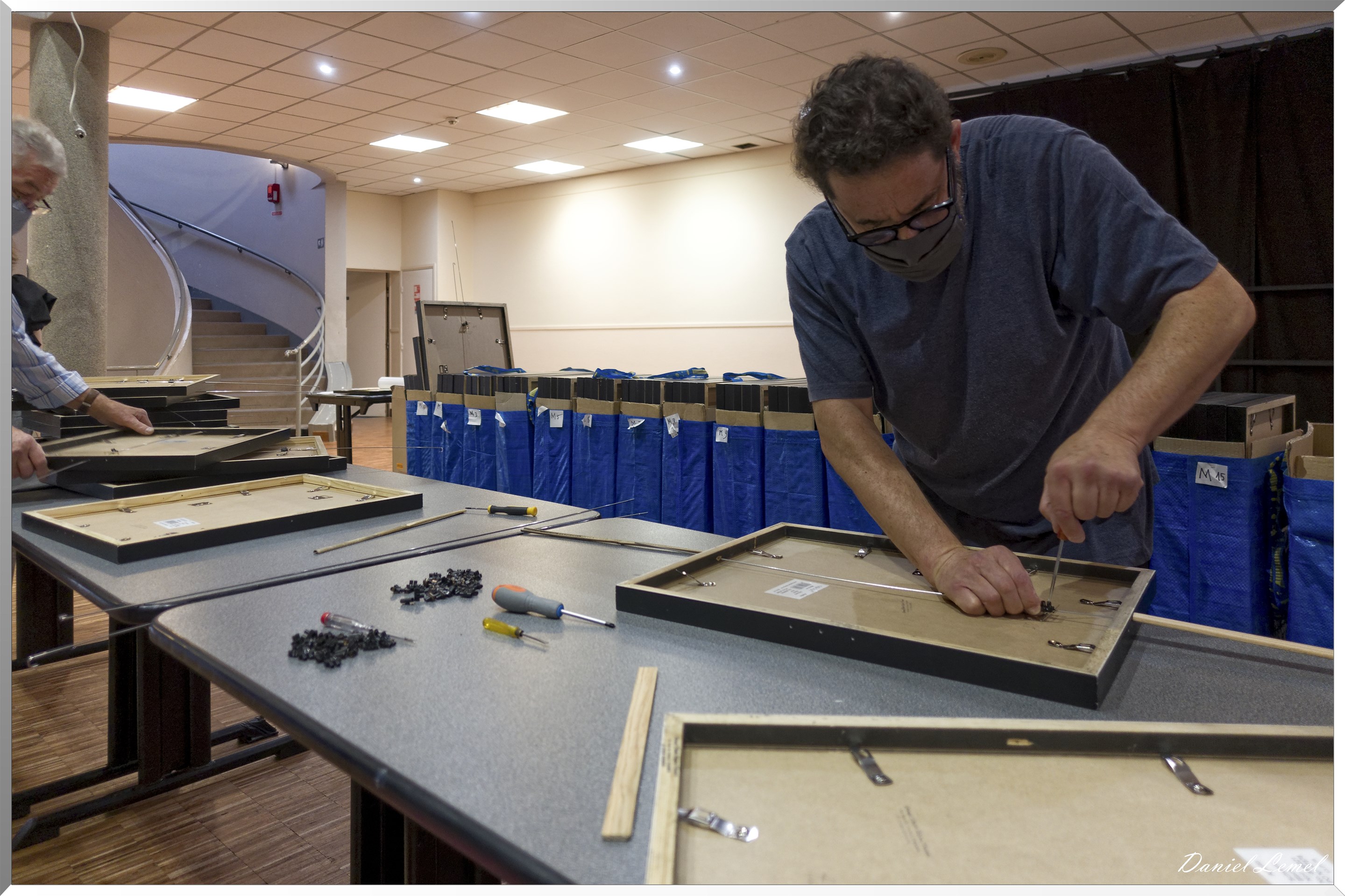 Mise en place des cimaises dans le cadre photo