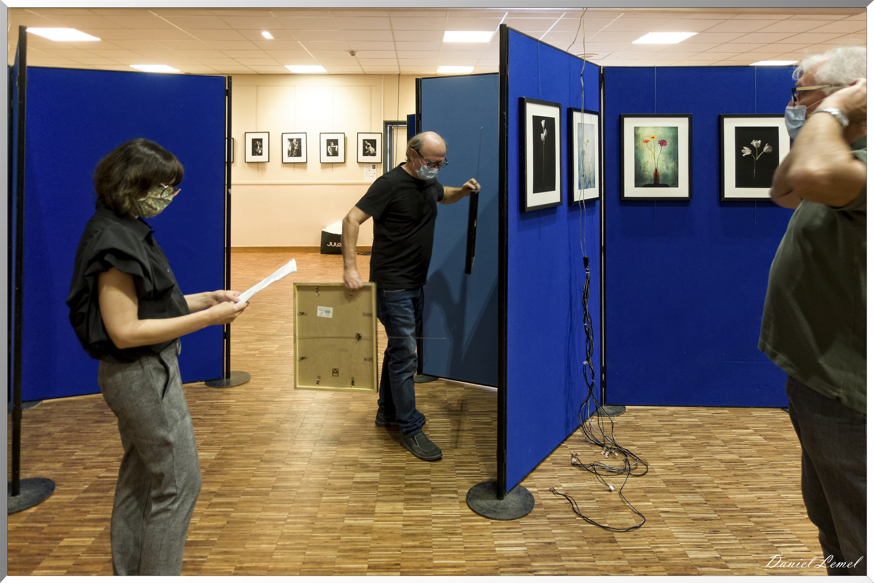 Installation des photos sur les paravents