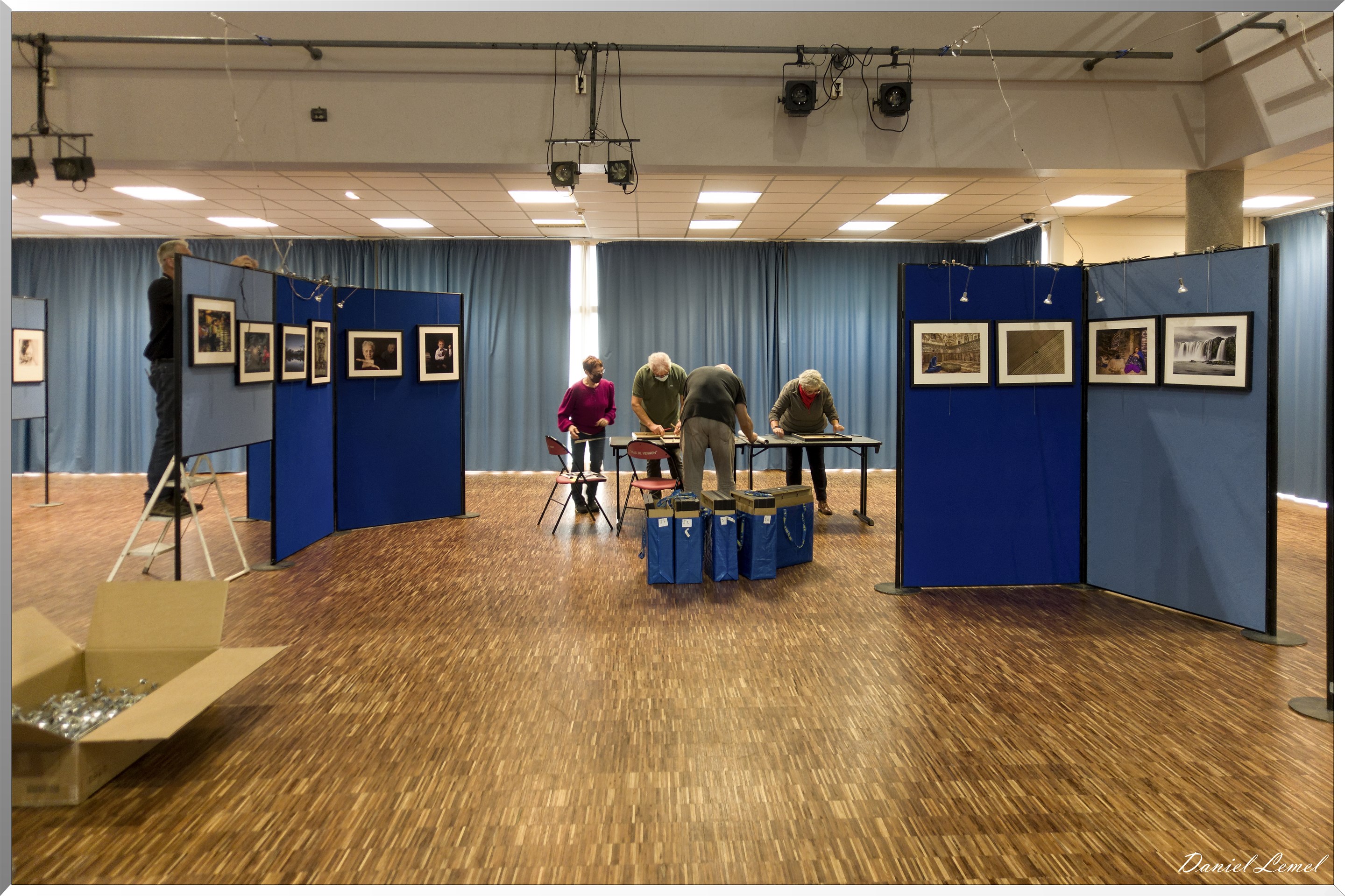 Mise en place des cimaises dans le cadre photo