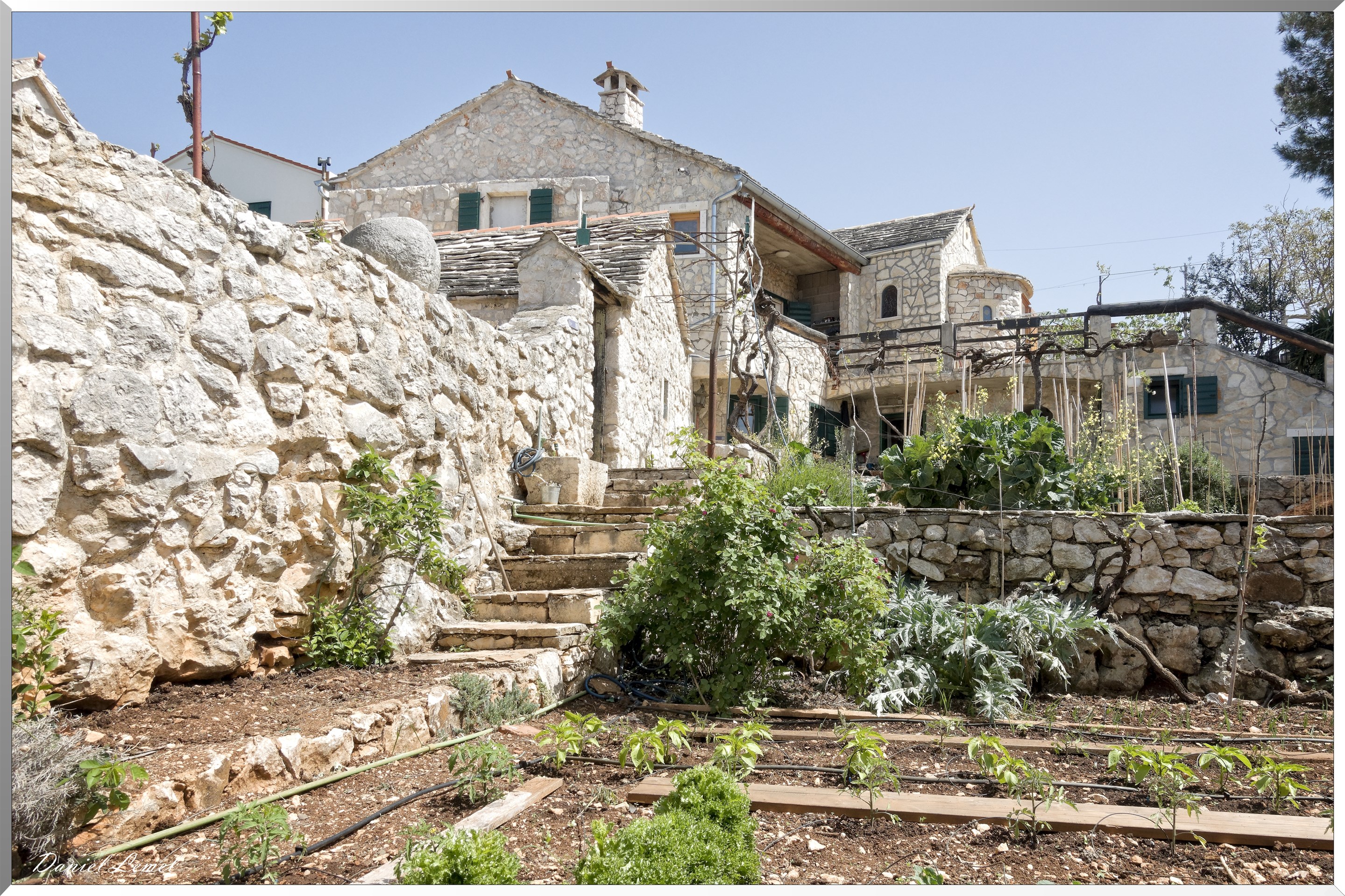 Maisons en pierres et jardin