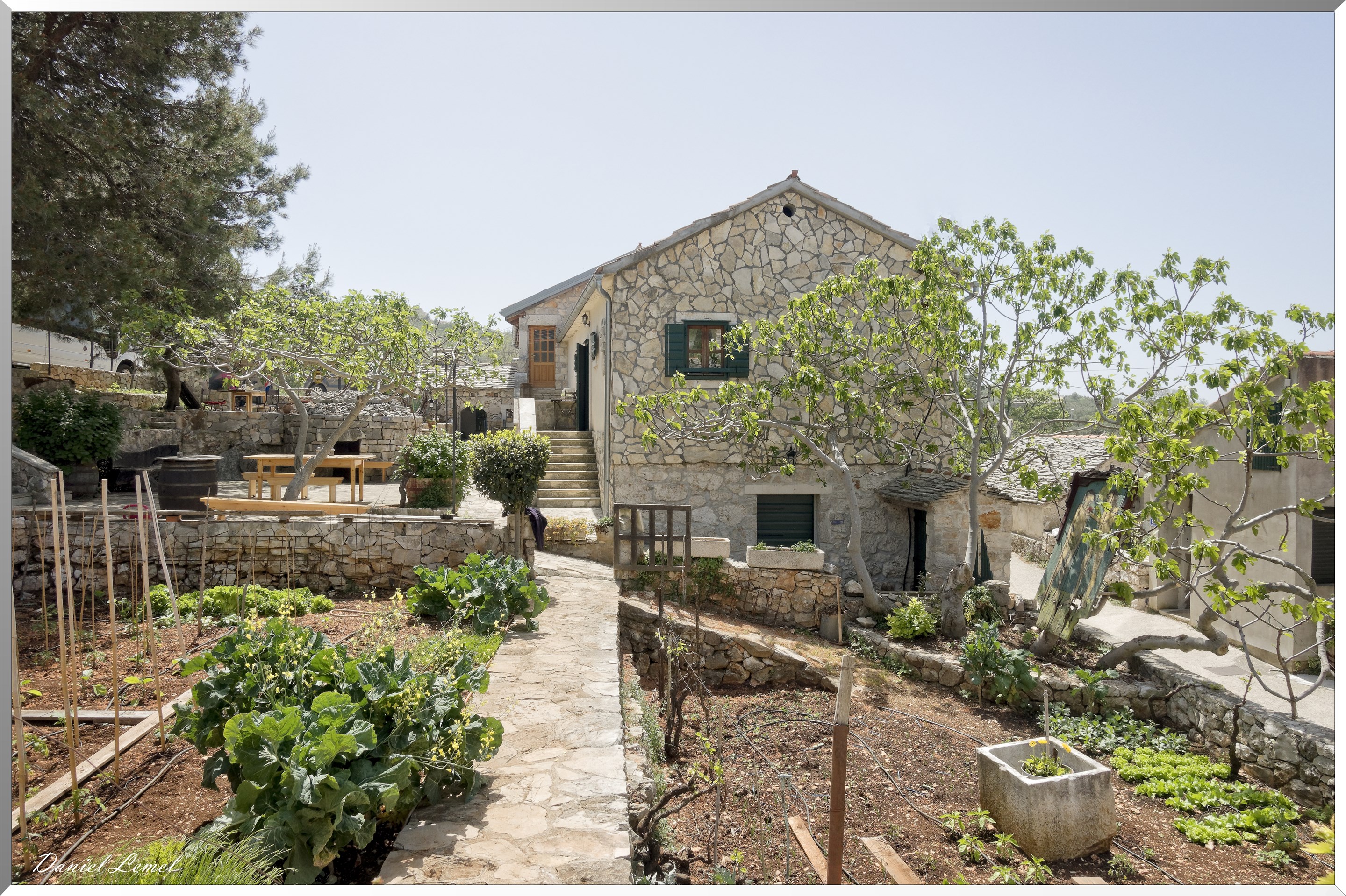 Maisons en pierres et jardin