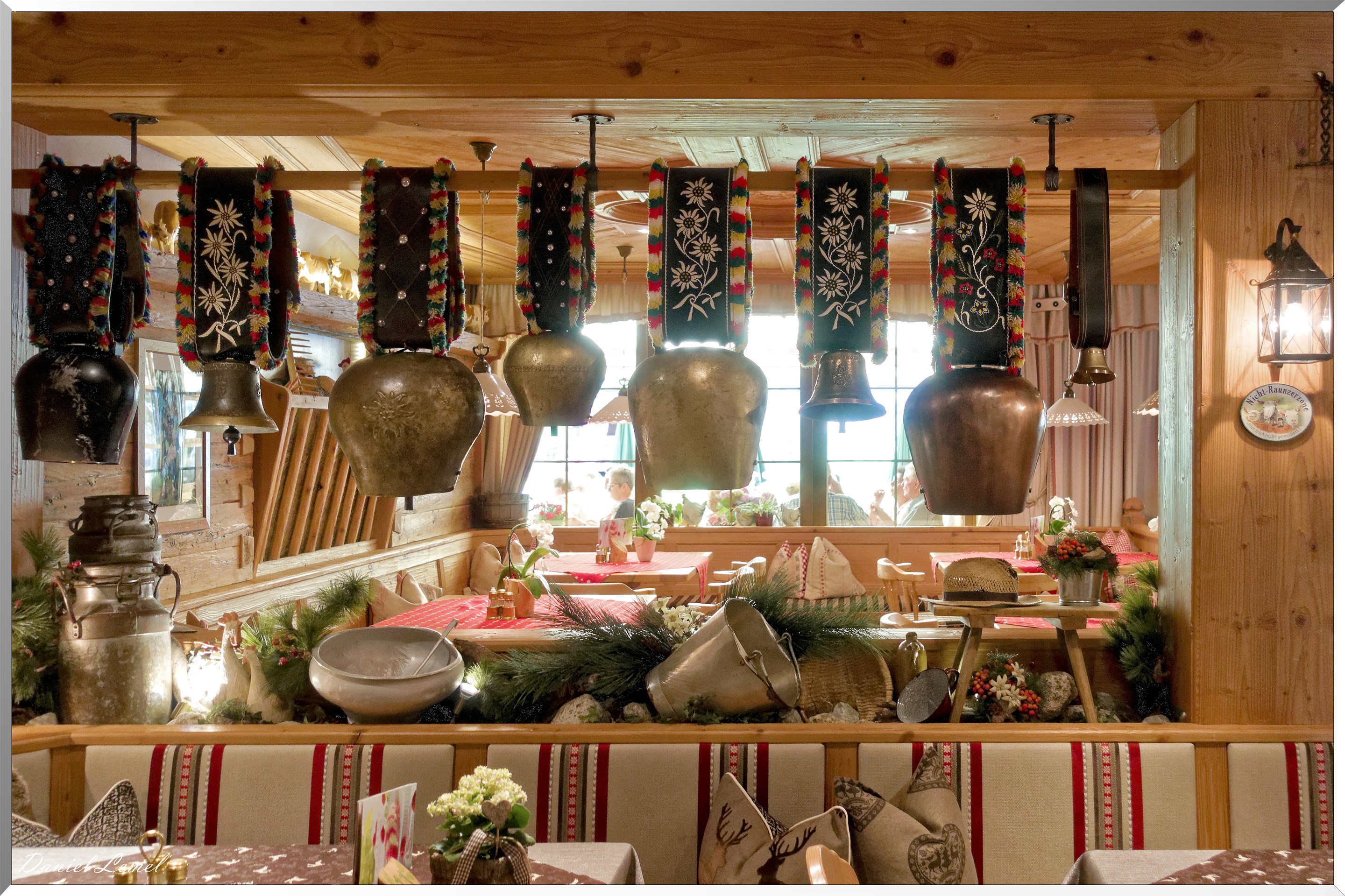 Gramai-Alm - Intérieur restaurant - Cloches