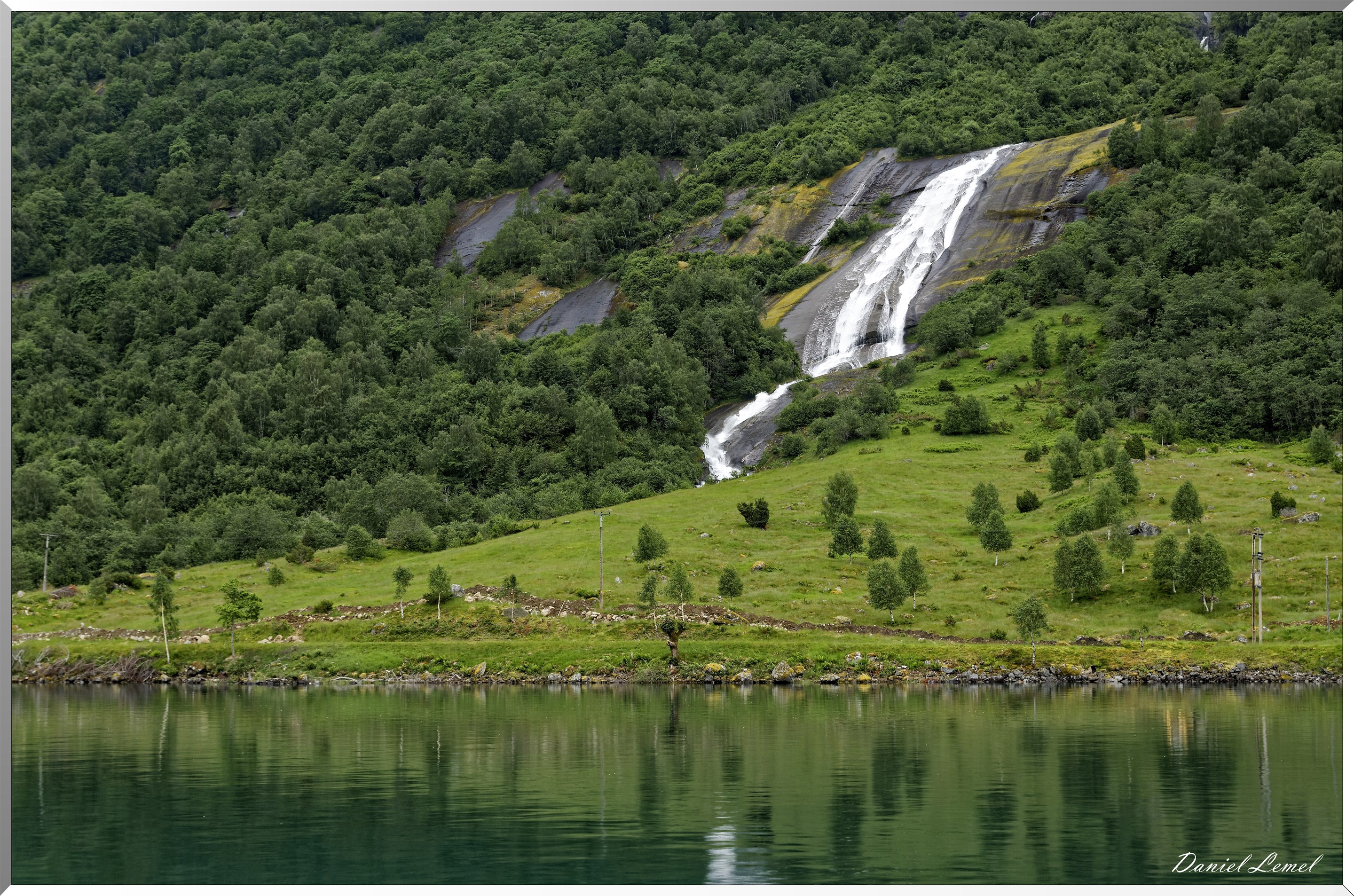 Le lac Lofvatnet - Cascade