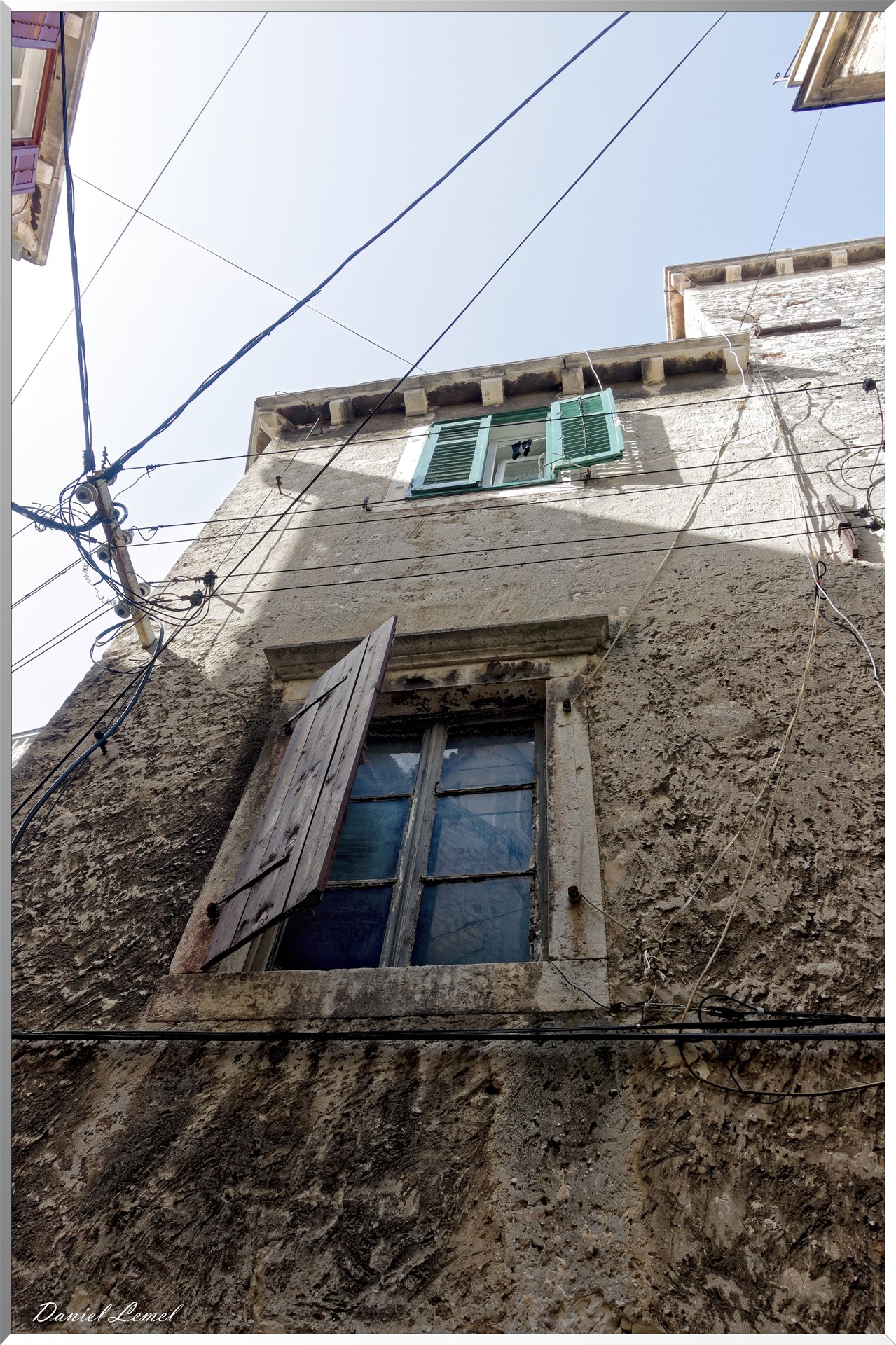 Fils électriques dans les ruelles