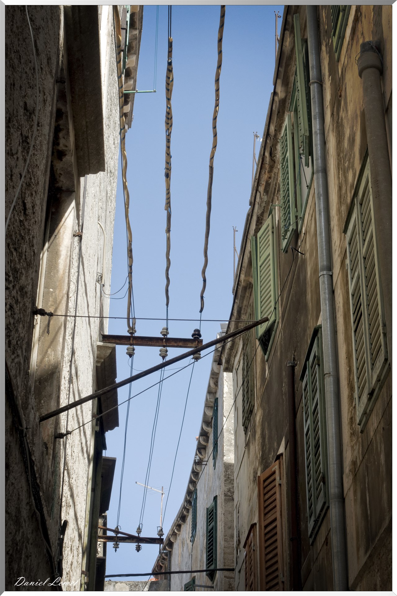 Fils électriques dans les ruelles
