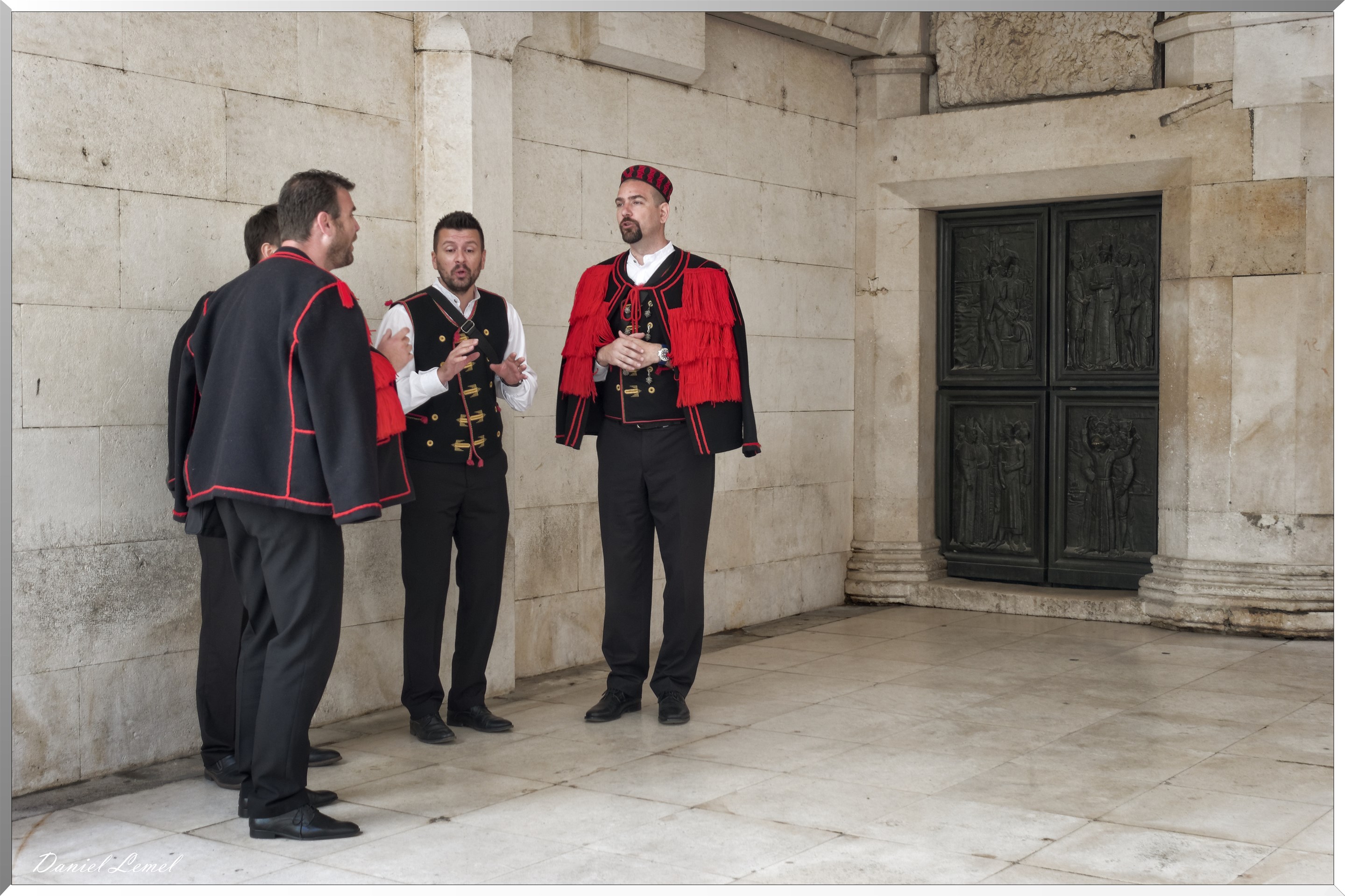 Chanteurs en habits traditionnels